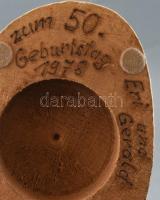 1978 Öreg vincellér puttonnyal és pipával, faragott fa szobor, alján feliratozott, m: 34 cm