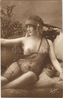 Félmeztelen erotikus hölgy / Half-nude erotic lady. Lydia 15. (non PC)