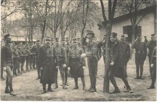 Osztrák-magyar katonák a laktanya udvarán, bilincs / K.u.K. military barracks, soldiers with handcuffs (fl)