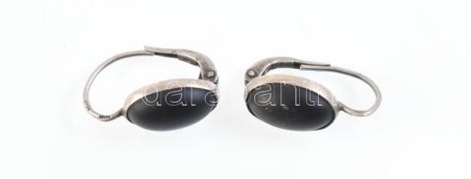 Ezüst(Ag) fekete köves fülbevalópár, jelzett, d: 1,5 cm, bruttó: 2 g