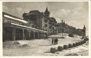 Tátra, Magas Tátra, Vysoké Tatry; Strbské pleso / Csorba-tó, étterem, üzletek, síelők, téli sport / lake, restaurant, shops, ski, winter sport (EB)