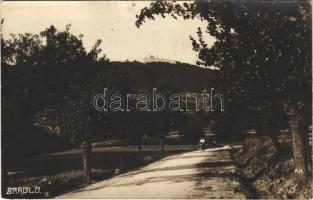 Berezó, Brezová pod Bradlom; Mohyla Milana Rastislava Štefánika / Stefánik tábornok síremléke, út kerékpárossal / cairn, burial mound of M. R. Stefanik. photo (gyűrődés / crease)