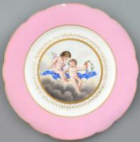 Hüttl Tivadar antik, puttós jelenettel díszített porcelán tányér, XIX. sz. közepe. Kézzel festett/rózsaszín fond díszítéssel, Hüttl Pest jelzéssel, kisebb kopásnyomokkal, szélén kis lepattanásokkal, d: 20,5 cm