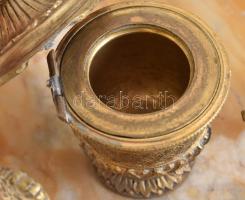 Tintatartó. Tűzi aranyozott bronz, ónix lappal. XIX. század. Sérült. 23x18x11,5cm