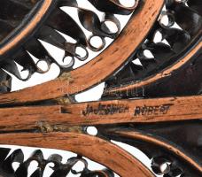 Jajesnica Róbert (1934- ): Nagy méretű gyertyatartó.
Domborított vörösréz lemez. Jelzett: Jajesnica...