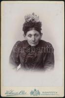 cca 1890 Hollenzer és Okos műterme: idős asszony fotója 11x17 cm