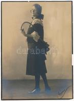 1923 Nagyvárad. Égi és földi szerelem c. vintage fotó, feliratozott jelzett. Teniszütővel 16x23 cm