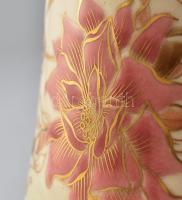 Zsolnay historizáló váza.
Porcelánfajansz, négylábú hengeres forma színesen festett futórózsa mintá...