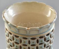 Zsolnay historizáló váza.
Porcelánfajansz, négylábú hengeres forma színesen festett futórózsa mintá...