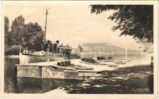 1949 Fonyód, hajóállomás, &quot;TÜNDE&quot; motoros személyhajó, háttérben a Badacsony (EK)