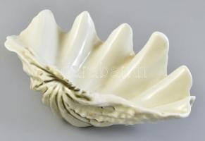 Hollóházi osztriga formájú kínáló tálka, kézzel festett porcelán, jelzett, apró kopásokkal. h: 20 cm, m:6,5cm