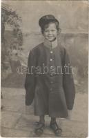 1917 Sopron, kisgyerek felnőtt ruhában. Jéhn Vilmos gyógyszertára Sopronban, Újteleki utca 54. bélyegzés a hátoldalon. photo (EK)