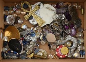 Egy doboznyi vegyes gomb, kitűző, gyöngy, zománc tábla