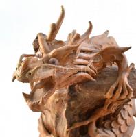 Műgyanta sárkány mamutfenyő talapzaton, kopott, sérült. m:33cm