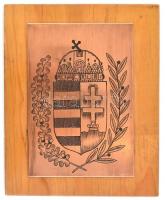 Réz magyar címer, vésett, fa alapon. 17x21 cm