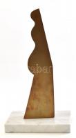 Deim Pál (1932-2016): Bábu. Patinázott bronz, márvány talapzaton. Jelzés nélkül. 15x9,5x28cm Deim Pál művészetében, a stilizált bábu az egyik legjellegzetesebb motívuma, amely mint egy embernek a emlékműve, mely térsíkok közé van szorítva, jelenik meg, mind a festészetében úgy a kisplasztikáin is. Foglalkoztatta a magányosság és az emberben lévő kettősség és a világban helyét kereső ember kérdése is. Barcsay Jenő és Vajda Lajos művészete egyszerre inspirálta.
