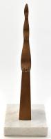 Deim Pál (1932-2016): Bábu.
Patinázott bronz, márvány talapzaton. Jelzés nélkül. 15x9,5x28cm
Deim ...