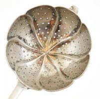 Ezüst (Ag) teaszűrő cukorfogó. XX. sz. eleje. Jelzett, mesterjegyes. Gazdagon díszített 64 g