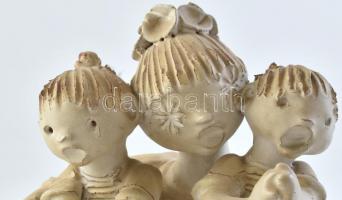 Kovács Éva (1938-2017): Anya gyermekeivel. Kézzel festett mázas kerámia, jelzett, hibátlan. 22x18x21...