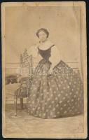 cca 1870 Szerdahelyi asszony fotója.Lojanek János nagyváradi műterme. vizitkártya erősen sérült