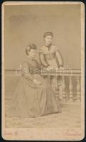 cca 1870 Asszonyok fotója, Stern Miksa tencséni műterme. vizitkártya