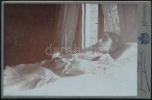 Post mortem fotó fiatal lányról. Jovánovics kolozsvári műterméből kabinetfotó 11x17 cm