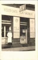 Budapest, Központi Tejcsarnok 208. sz. fiókja, üzlet, tojás, méz, pékáru, központi habtejszín, állandóan friss kenyér. photo (r)