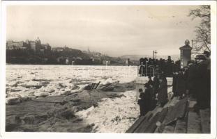 1941 Budapest, Látkép a jeges Dunával, Shell benzinkút reklám, befagyott Duna csodálkozó tömeggel
