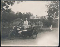 cca 1920-1940 Gyűgy (Dudince), család oldalkocsis motorkerékpáron, fotólap, hátoldala sérült, 11,5x8,5 cm
