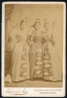 cca 1890 Pradtner Minka, Manna és Tina mint Geschák, keményhátú fotó Ellinger Ede budapesti műterméből, a hátoldalán feliratozva, 17x11 cm