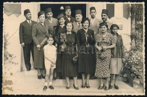 cca 1910-1920 Vegyes fotó tétel, 3 db, rajtuk közel-keleti emberek csoportképével (iráni?) keményhát...