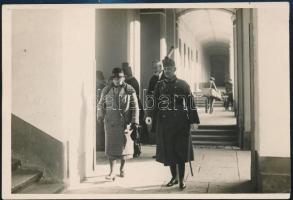1925 Habsburg József főherceg és felesége látogatása a Hadtörténeti Múzeumban, díszegyenruhában, hátoldalán feliratozott fotó, 17,5x11,5 cm