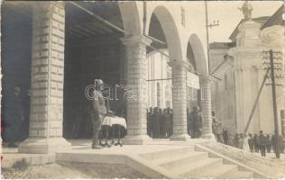 Első világháborús osztrák-magyar katonai parancsnokság Olaszországban, ünnepély megnyitása. Bármely járműnek a Piazza del Duomo-n való megállása tilos! feliratos tábla / WWI Austro-Hungarian K.u.K. military, headquarters in Italy. photo