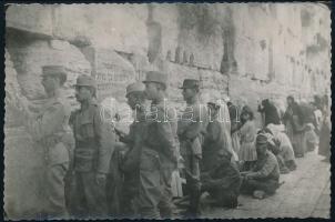 1918 k.u.k katonás a jeruzsálemi siratófalnál horvát nyelven feliratozott fotó / Austro-Hungarian soldiers at the Western Wall in Jerusalem 9x12 cm