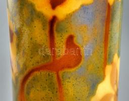 Zsolnay szecessziós díszváza.
Fehércserép. Felületén selyemfényű, magas
tüzű színes -, és eozinmáz...