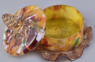 Karsbadi bonbonniere.
Többrétegű anyagában színezett üveg. 
Alján jelzett: Hermann Holzner. (alapí...