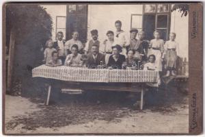 Vajdahunyad, Hunedoara; Csonka Géza fényképészeti műterme, villa a Teleki úton. Hátoldalon családi k...