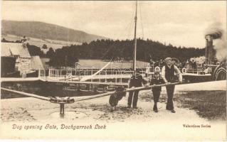 Dochgarroch Lock (Scotland), Dog opening Gate, steamship, port
