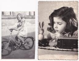 27 db főleg MODERN fotó és képeslap: gyermek és játék / 27 mostly modern photos and postcards: children, toys