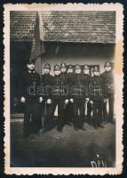 cca 1920-1930 Kömlői Önkéntes Tűzoltó Egyesület csoportképe, 9x6 cm