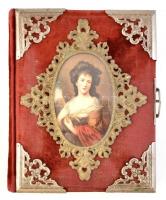 cca 1860-1870 Antik vörös egészbársony fotóalbum, fém rátétes díszítéssel, fém csattal, kopott borítóval, laza kötéssel, a kartonlapokon szakadásokkal, 27x22x5 cm