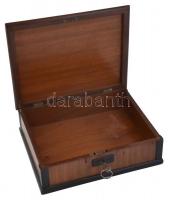 Faragott fa doboz. Kulccsal. Kopott, apró sérülések. 31x25x9cm