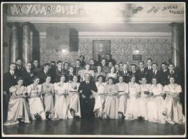 1938 Budapest, Budai Vigadó (ma Hagyományok Háza), a táncvizsga résztvevői, Szántó György pecsétjével jelzett vintage fotó, 17x23,5 cm
