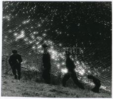 cca 1972 Gruber Attila: Csillagosok, katonák c. vintage fotóművészeti alkotása, feliratozva, 17x19,5 cm