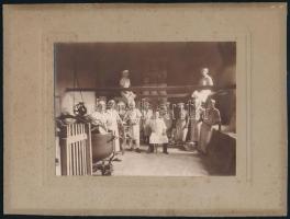 cca 1923 Pékség, középen a mester és tulajdonos, körülötte a segédek és pékinasok, 12x16 cm, karton 19x25,2 cm