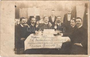 1906 Budapest, italozó férfiak. photo (fl)