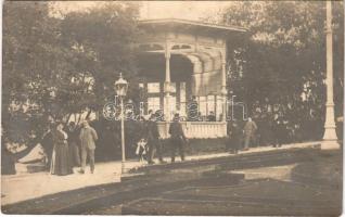 1907 Abbazia, Opatija; zenepavilon zenekarral / music pavilion with musicians. Atelier Betty photo (fl)
