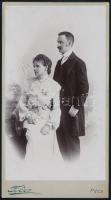 1902 Pécs, Fodor József fényképészeti műtermében készült, keményhátú vintage fotó, a felirat szerint Annush Emil és felesége látható a képen, 21x11,5 cm