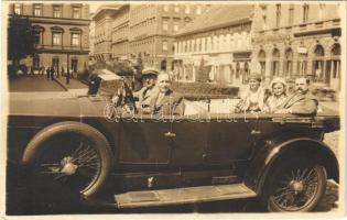 1931 Budapest V. Lipótváros, Október 6. utca, automobilos kirándulás, Löwy Hugó és társa üzlete. Magyar Erzsi fényképész, photo