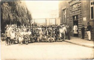 1928 Budapest X. Hangya Ceglédi úti raktárai, raktárfőnökség, III. számú kapu, csoportkép. photo